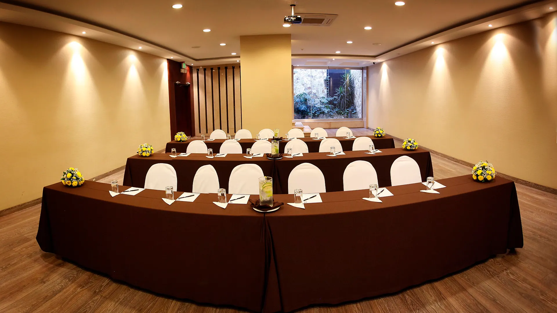 Hotel Reina Isabel Quito