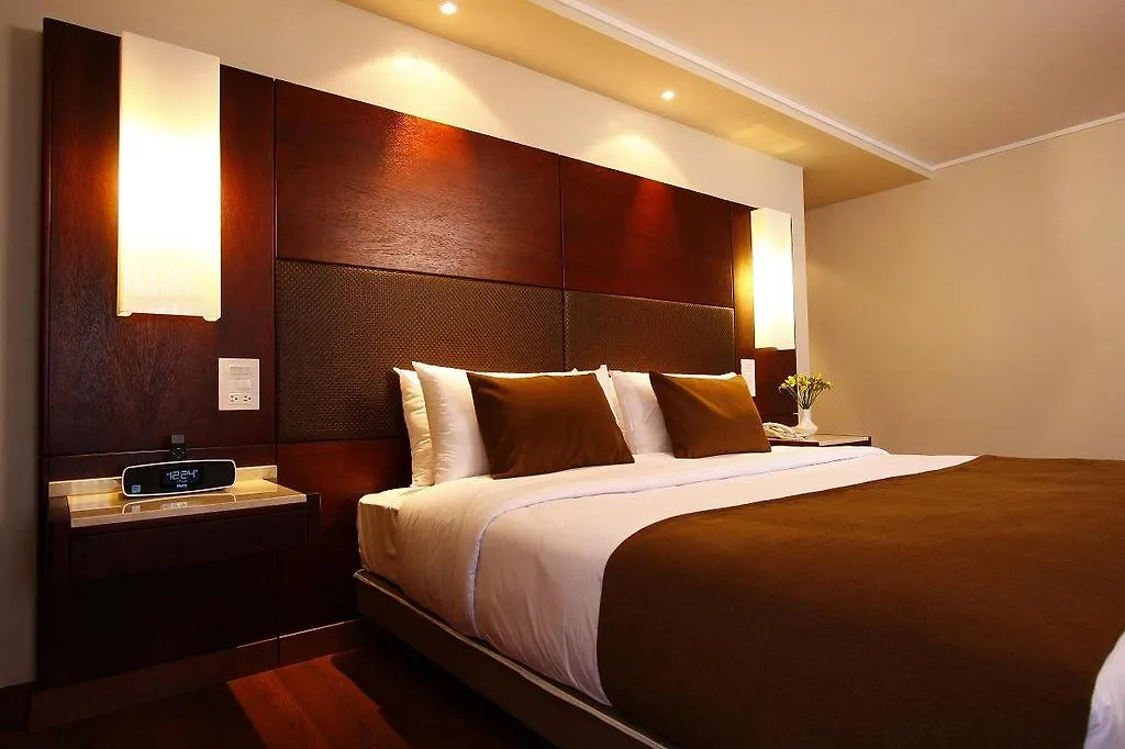 Hotel Reina Isabel Quito