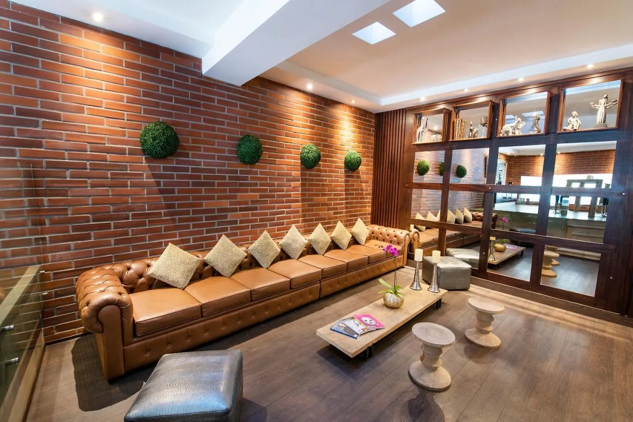 Hotel Reina Isabel Quito